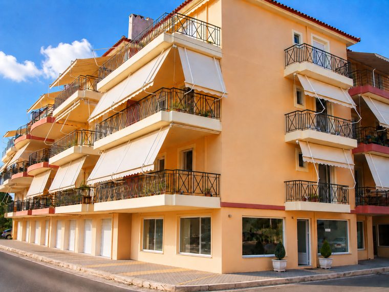 Κτήριο κατοικιών με καταστήματα στο ισόγειο