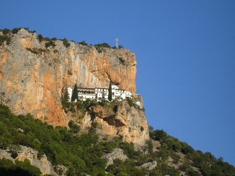 Η Μονή Έλωνας στον βράχο, κοντά στο Λεωνίδιο